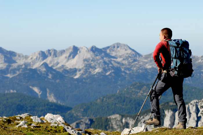 Uomo che fa trekking