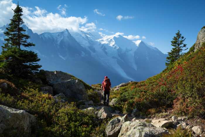 Uomo che fa trekking